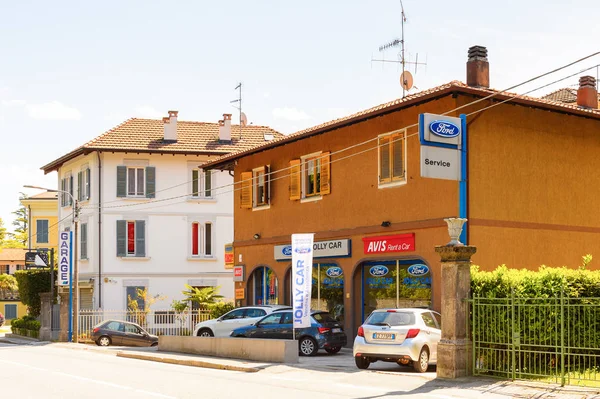 Stresa, İtalya - 3 Mayıs 2016: Maggiore Gölü kıyısında bir kasaba olan Stresa'nın Mimarisi, Verbano-Cusio-Ossola, Piedmont, İtalya