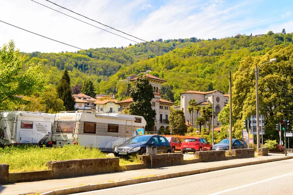 Stresa, İtalya - 3 Mayıs 2016: Maggiore Gölü kıyısında bir kasaba olan Stresa'nın Mimarisi, Verbano-Cusio-Ossola, Piedmont, İtalya