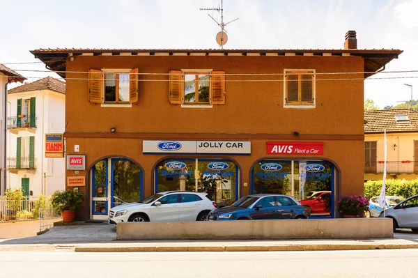 Stresa, İtalya - 3 Mayıs 2016: Maggiore Gölü kıyısında bir kasaba olan Stresa'nın Mimarisi, Verbano-Cusio-Ossola, Piedmont, İtalya