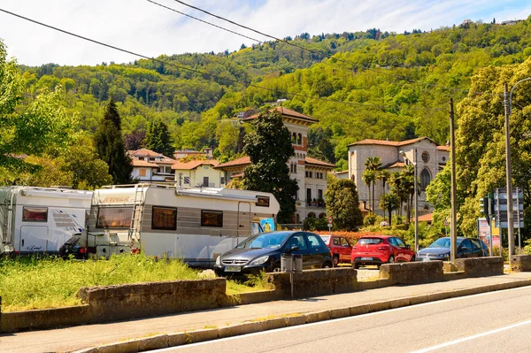 Stresa, İtalya - 3 Mayıs 2016: Maggiore Gölü kıyısında bir kasaba olan Stresa'nın Mimarisi, Verbano-Cusio-Ossola, Piedmont, İtalya