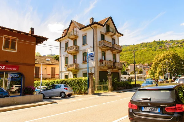 Stresa, İtalya - 3 Mayıs 2016: Maggiore Gölü kıyısında bir kasaba olan Stresa'nın Mimarisi, Verbano-Cusio-Ossola, Piedmont, İtalya