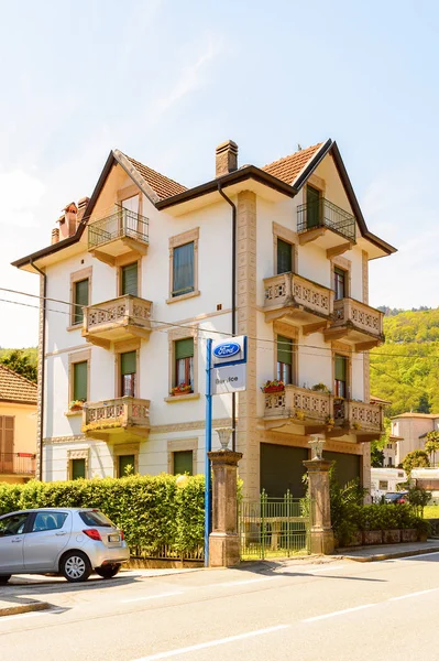 Stresa, İtalya - 3 Mayıs 2016: Maggiore Gölü kıyısında bir kasaba olan Stresa'nın Mimarisi, Verbano-Cusio-Ossola, Piedmont, İtalya