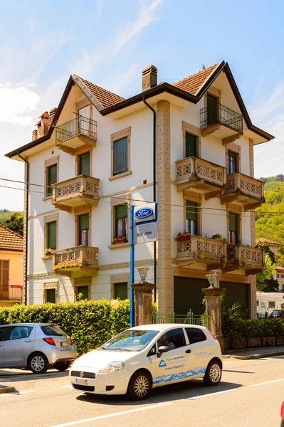 Stresa, İtalya - 3 Mayıs 2016: Maggiore Gölü kıyısında bir kasaba olan Stresa'nın Mimarisi, Verbano-Cusio-Ossola, Piedmont, İtalya