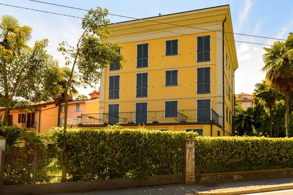 Stresa, İtalya - 3 Mayıs 2016: Stresa, Maggiore Gölü kıyısında bir kasaba, Verbano-Cusio-Ossola, Piedmont, İtalya