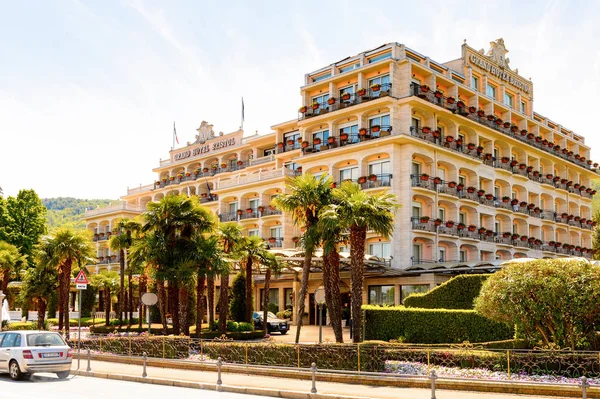 Stresa, İtalya - 3 Mayıs 2016: Grand Hotel Bristol in Stresa, Maggiore Gölü kıyısında bir kasaba, Verbano-Cusio-Ossola, Piedmont, İtalya