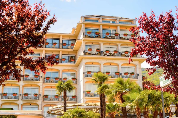 Stresa, İtalya - 3 Mayıs 2016: Grand Hotel Bristol in Stresa, Maggiore Gölü kıyısında bir kasaba, Verbano-Cusio-Ossola, Piedmont, İtalya