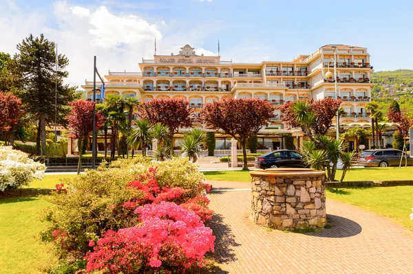 Stresa, İtalya - 3 Mayıs 2016: Grand Hotel Bristol in Stresa, Maggiore Gölü kıyısında bir kasaba, Verbano-Cusio-Ossola, Piedmont, İtalya