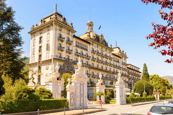 Stresa, İtalya - 3 Mayıs 2016: Grand Hotel Bristol in Stresa, Maggiore Gölü kıyısında bir kasaba, Verbano-Cusio-Ossola, Piedmont, İtalya