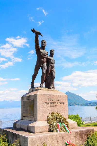 Stresa Italy May 2016 Monument Stresa Town Shores Lake Maggiore — Stock Photo, Image