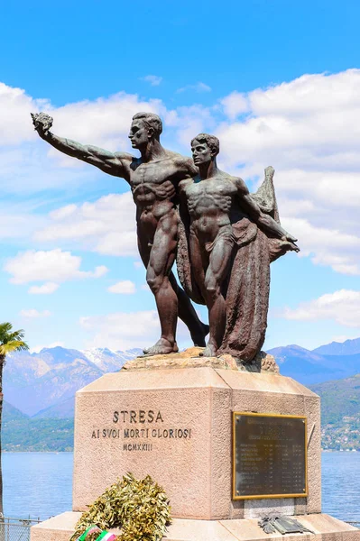 Stresa, İtalya - 3 Mayıs 2016: Stresa Anıtı, Maggiore Gölü kıyısında bir kasaba, Verbano-Cusio-Ossola, Piedmont, İtalya