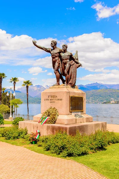 Stresa, İtalya - 3 Mayıs 2016: Stresa Anıtı, Maggiore Gölü kıyısında bir kasaba, Verbano-Cusio-Ossola, Piedmont, İtalya