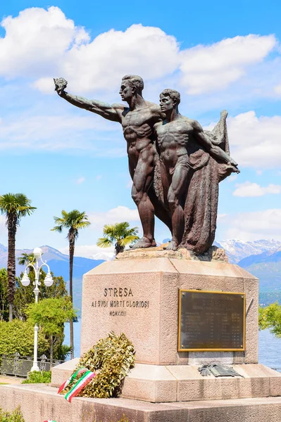 Stresa, İtalya - 3 Mayıs 2016: Stresa Anıtı, Maggiore Gölü kıyısında bir kasaba, Verbano-Cusio-Ossola, Piedmont, İtalya