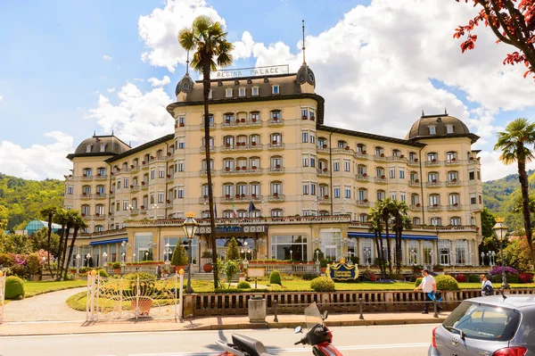 Stresa, İtalya - 3 Mayıs 2016: Grand Hotel Bristol in Stresa, Maggiore Gölü kıyısında bir kasaba, Verbano-Cusio-Ossola, Piedmont, İtalya