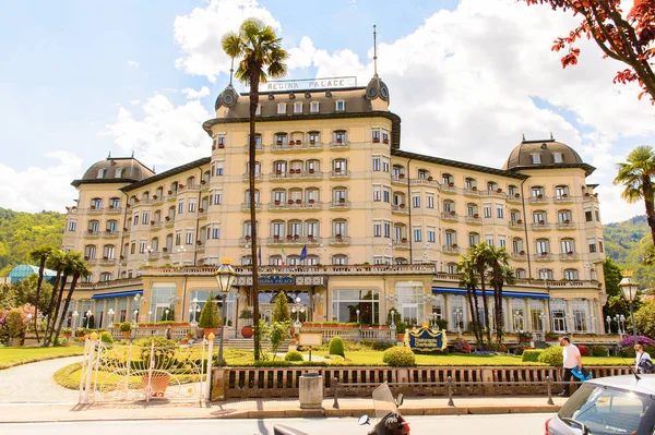 Stresa, İtalya - 3 Mayıs 2016: Grand Hotel Bristol in Stresa, Maggiore Gölü kıyısında bir kasaba, Verbano-Cusio-Ossola, Piedmont, İtalya