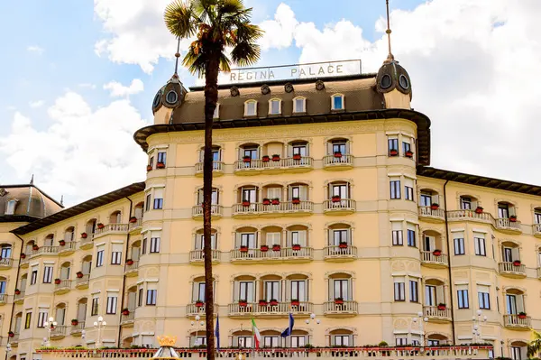 Stresa, İtalya - 3 Mayıs 2016: Grand Hotel Bristol in Stresa, Maggiore Gölü kıyısında bir kasaba, Verbano-Cusio-Ossola, Piedmont, İtalya