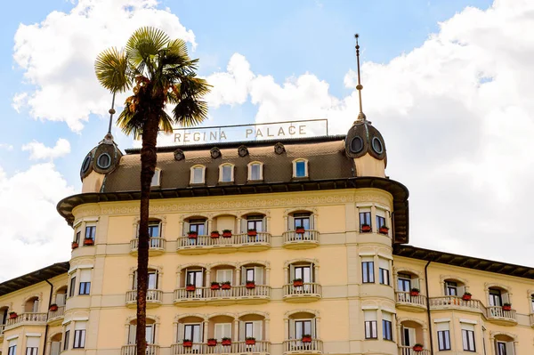 Stresa, İtalya - 3 Mayıs 2016: Grand Hotel Bristol in Stresa, Maggiore Gölü kıyısında bir kasaba, Verbano-Cusio-Ossola, Piedmont, İtalya