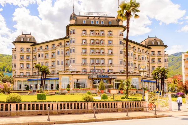 Stresa, İtalya - 3 Mayıs 2016: Grand Hotel Bristol in Stresa, Maggiore Gölü kıyısında bir kasaba, Verbano-Cusio-Ossola, Piedmont, İtalya