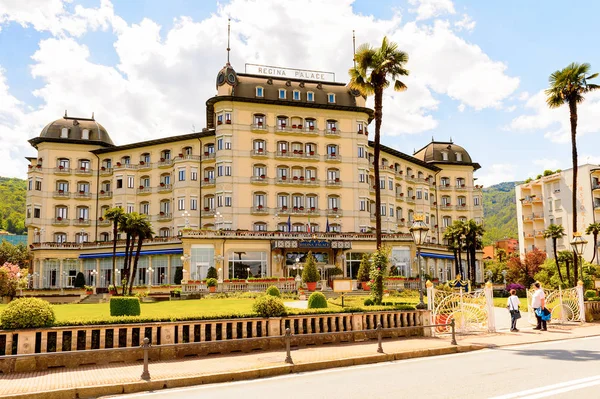 Stresa, İtalya - 3 Mayıs 2016: Grand Hotel Bristol in Stresa, Maggiore Gölü kıyısında bir kasaba, Verbano-Cusio-Ossola, Piedmont, İtalya
