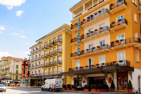 Stresa, İtalya - 3 Mayıs 2016: Maggiore Gölü kıyısında ki Stresa'nın ana caddesinin mimarisi, Verbano-Cusio-Ossola, Piedmont, İtalya