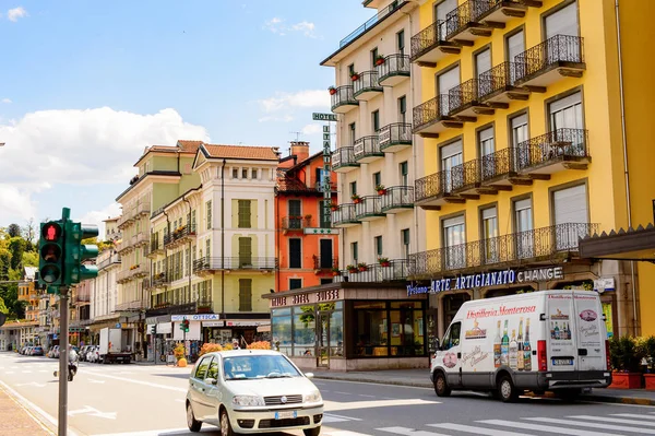 Stresa, İtalya - 3 Mayıs 2016: Maggiore Gölü kıyısında ki Stresa'nın ana caddesinin mimarisi, Verbano-Cusio-Ossola, Piedmont, İtalya