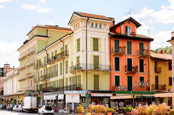 Stresa, İtalya - 3 Mayıs 2016: Maggiore Gölü kıyısında ki Stresa'nın ana caddesinin mimarisi, Verbano-Cusio-Ossola, Piedmont, İtalya