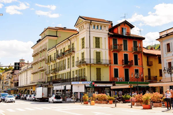 Stresa, İtalya - 3 Mayıs 2016: Maggiore Gölü kıyısında ki Stresa'nın ana caddesinin mimarisi, Verbano-Cusio-Ossola, Piedmont, İtalya