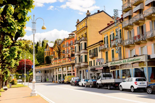 Stresa, İtalya - 3 Mayıs 2016: Maggiore Gölü kıyısında ki Stresa'nın ana caddesinin mimarisi, Verbano-Cusio-Ossola, Piedmont, İtalya