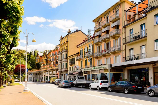 Stresa, İtalya - 3 Mayıs 2016: Maggiore Gölü kıyısında ki Stresa'nın ana caddesinin mimarisi, Verbano-Cusio-Ossola, Piedmont, İtalya