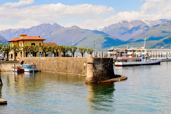Stresa, İtalya - 3 Mayıs 2016: Stresa'nın tekne iskelesi, Maggiore Gölü kıyısında bir kasaba, Verbano-Cusio-Ossola, Piedmont, İtalya