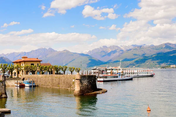Stresa, İtalya - 3 Mayıs 2016: Stresa'nın tekne iskelesi, Maggiore Gölü kıyısında bir kasaba, Verbano-Cusio-Ossola, Piedmont, İtalya