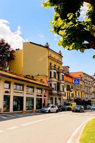 Stresa, İtalya - 3 Mayıs 2016: Maggiore Gölü kıyısında ki Stresa'nın ana caddesinin mimarisi, Verbano-Cusio-Ossola, Piedmont, İtalya