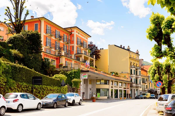 Stresa, İtalya - 3 Mayıs 2016: Maggiore Gölü kıyısında ki Stresa'nın ana caddesinin mimarisi, Verbano-Cusio-Ossola, Piedmont, İtalya