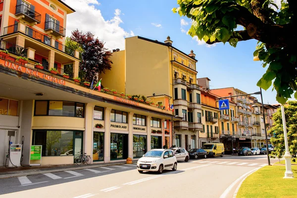 Stresa, İtalya - 3 Mayıs 2016: Maggiore Gölü kıyısında ki Stresa'nın ana caddesinin mimarisi, Verbano-Cusio-Ossola, Piedmont, İtalya