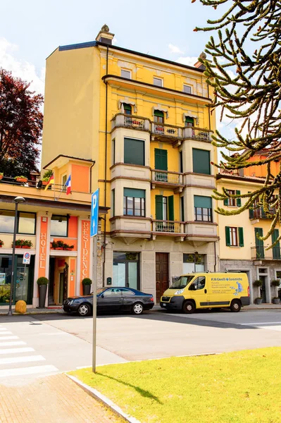 Stresa, İtalya - 3 Mayıs 2016: Maggiore Gölü kıyısında ki Stresa'nın ana caddesinin mimarisi, Verbano-Cusio-Ossola, Piedmont, İtalya