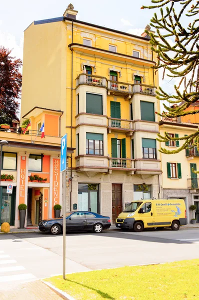 Stresa, İtalya - 3 Mayıs 2016: Maggiore Gölü kıyısında ki Stresa'nın ana caddesinin mimarisi, Verbano-Cusio-Ossola, Piedmont, İtalya