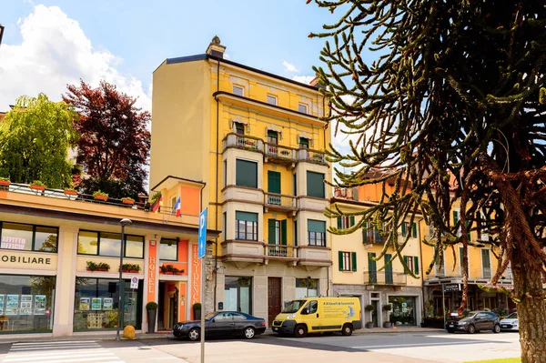 Stresa, İtalya - 3 Mayıs 2016: Maggiore Gölü kıyısında ki Stresa'nın ana caddesinin mimarisi, Verbano-Cusio-Ossola, Piedmont, İtalya
