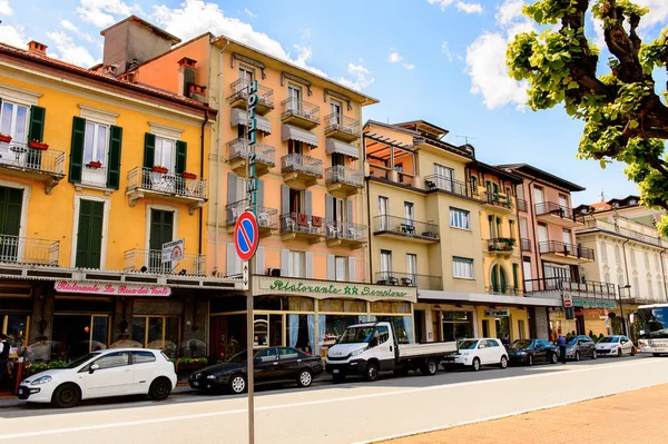 Stresa, İtalya - 3 Mayıs 2016: Maggiore Gölü kıyısında ki Stresa'nın ana caddesinin mimarisi, Verbano-Cusio-Ossola, Piedmont, İtalya