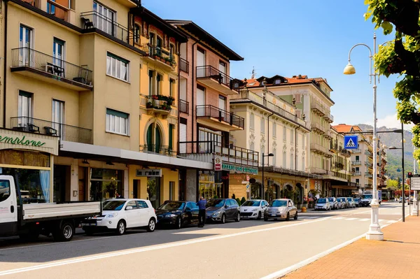 Stresa, İtalya - 3 Mayıs 2016: Maggiore Gölü kıyısında ki Stresa'nın ana caddesinin mimarisi, Verbano-Cusio-Ossola, Piedmont, İtalya