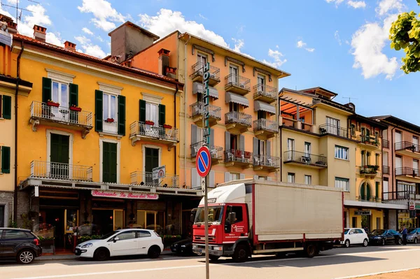 Stresa, İtalya - 3 Mayıs 2016: Maggiore Gölü kıyısında ki Stresa'nın ana caddesinin mimarisi, Verbano-Cusio-Ossola, Piedmont, İtalya