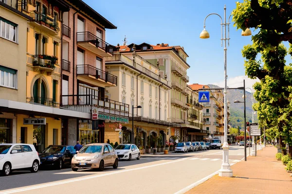 Stresa, İtalya - 3 Mayıs 2016: Maggiore Gölü kıyısında ki Stresa'nın ana caddesinin mimarisi, Verbano-Cusio-Ossola, Piedmont, İtalya