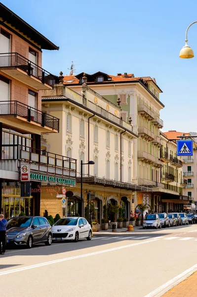 Stresa, İtalya - 3 Mayıs 2016: Maggiore Gölü kıyısında ki Stresa'nın ana caddesinin mimarisi, Verbano-Cusio-Ossola, Piedmont, İtalya