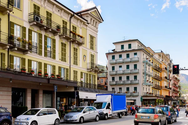 Stresa, İtalya - 3 Mayıs 2016: Maggiore Gölü kıyısında ki Stresa'nın ana caddesinin mimarisi, Verbano-Cusio-Ossola, Piedmont, İtalya