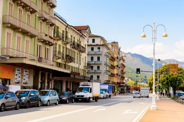 Stresa, İtalya - 3 Mayıs 2016: Maggiore Gölü kıyısında ki Stresa'nın ana caddesinin mimarisi, Verbano-Cusio-Ossola, Piedmont, İtalya