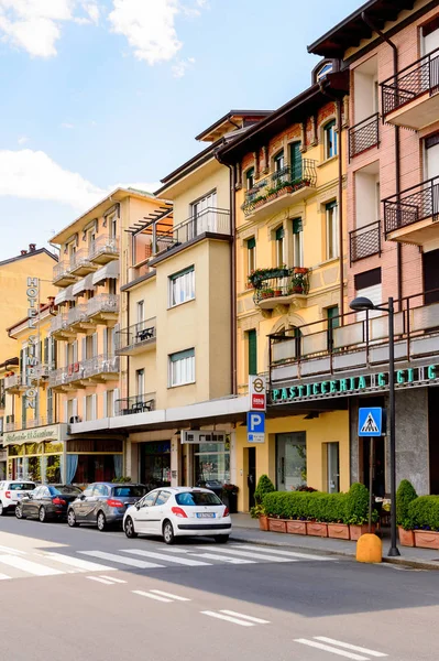 Stresa, İtalya - 3 Mayıs 2016: Maggiore Gölü kıyısında ki Stresa'nın ana caddesinin mimarisi, Verbano-Cusio-Ossola, Piedmont, İtalya