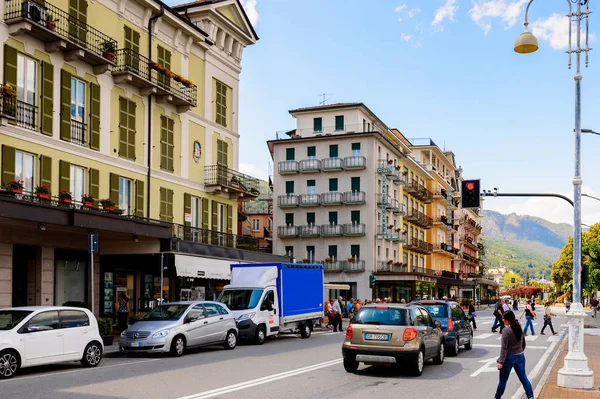 Stresa, İtalya - 3 Mayıs 2016: Maggiore Gölü kıyısında ki Stresa'nın ana caddesinin mimarisi, Verbano-Cusio-Ossola, Piedmont, İtalya