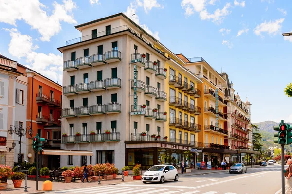 Stresa, İtalya - 3 Mayıs 2016: Maggiore Gölü kıyısında ki Stresa'nın ana caddesinin mimarisi, Verbano-Cusio-Ossola, Piedmont, İtalya