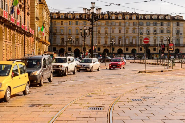 Torino, İtalya - 3 Mayıs 2016: Torino Castello Meydanı, Piedmont, İtalya. Torino İtalya'nın bir iş ve kültür merkezidir