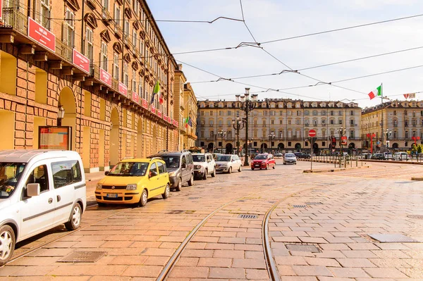 Torino, İtalya - 3 Mayıs 2016: Torino Castello Meydanı, Piedmont, İtalya. Torino İtalya'nın bir iş ve kültür merkezidir