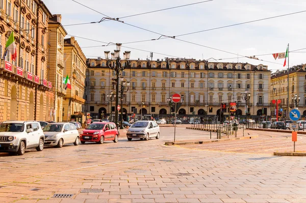 Torino, İtalya - 3 Mayıs 2016: Torino Castello Meydanı, Piedmont, İtalya. Torino İtalya'nın bir iş ve kültür merkezidir