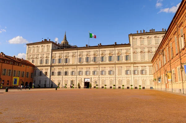 Torino, İtalya - 3 Mayıs 2016: Torino Sarayı, Piedmont, İtalya. Torino İtalya'nın bir iş ve kültür merkezidir